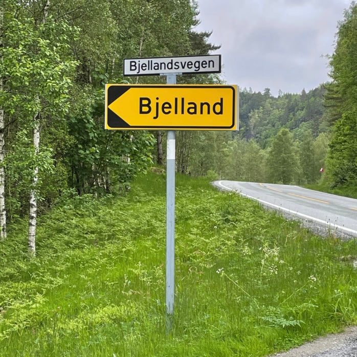 Signs to Bjelland