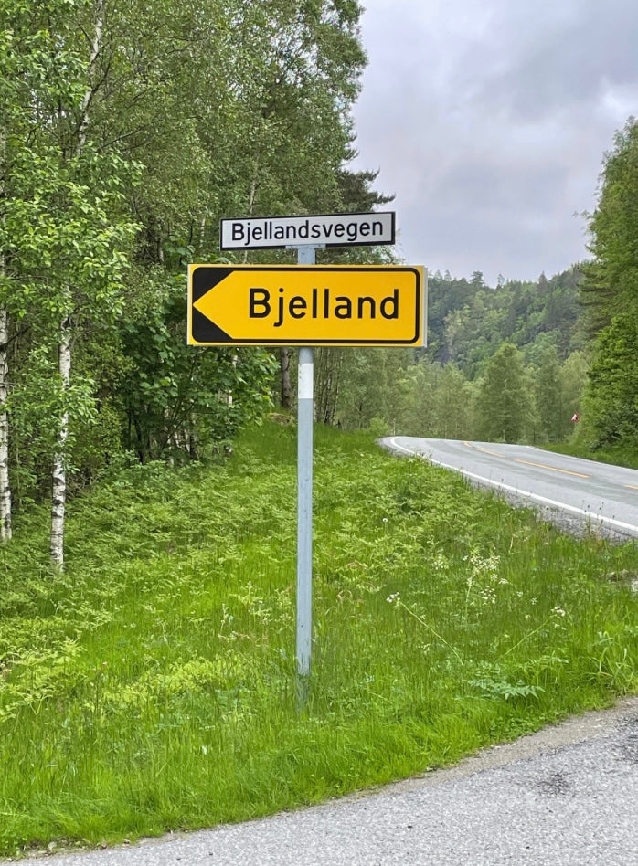 Signs to Bjelland